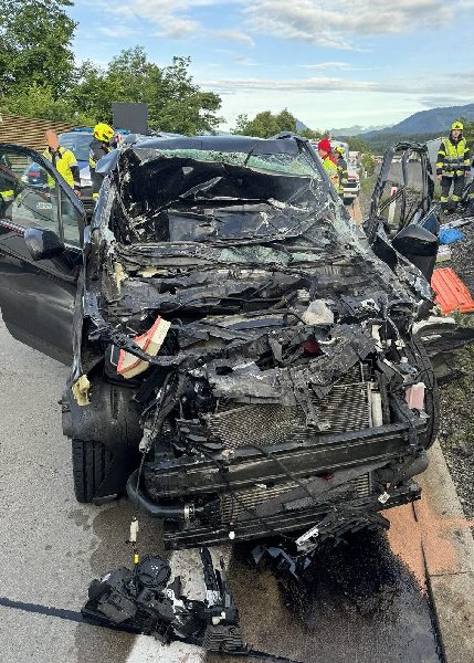 schwerer Verkehrsunfall Südautobahn, 1 Person eingeklemmt (Bild 2)